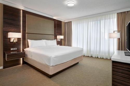 1 queen bed, 1 sofa bed