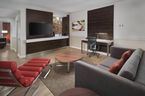 1 queen bed, 1 sofa bed
