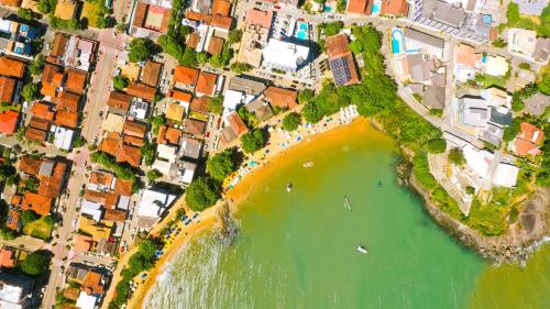 Casa com os pés no mar em Iriri ES