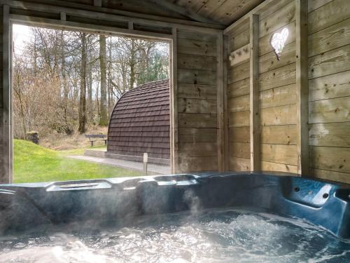 Luxury Pod with Private Hot Tub (no pets) - 'Wee Oak Tree'