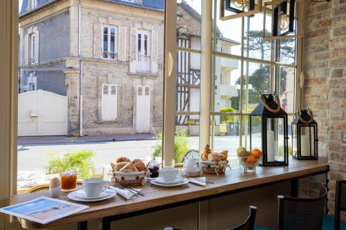 Ресторан, Hotel de Lion sur Mer in Ліон-сюр-Мер