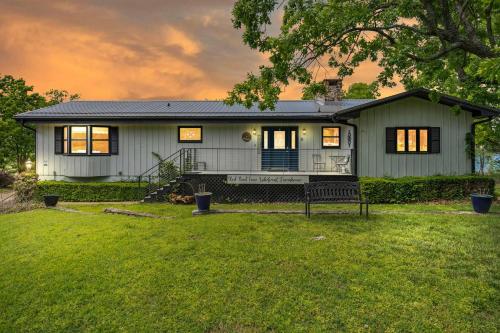 Red Bud Cove Lakefront Farm House on Table Rock Lake - image 12