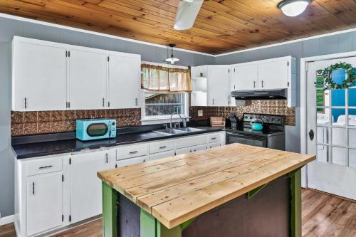 Great Smoky Mountains Retreat with Fire Pit and Views! in Sevierville, USA
