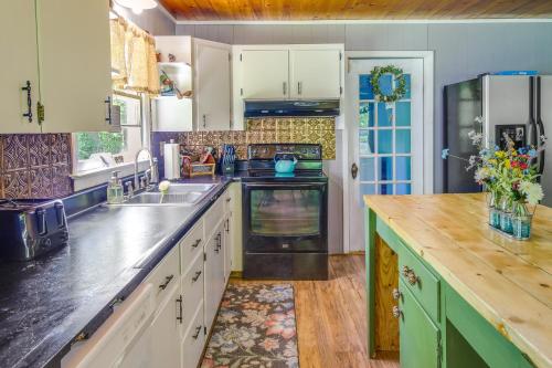 Great Smoky Mountains Retreat with Fire Pit and Views! in Sevierville, USA