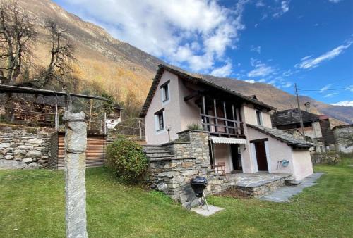  Cottage by Maggia, Unterkunft in Someo