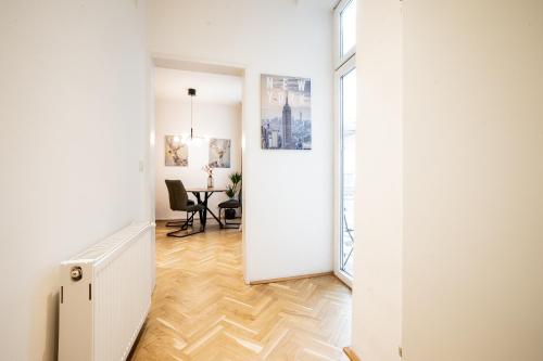 Comfortable, Balcony Apartment - Quick Access to Vienna's Old Centre