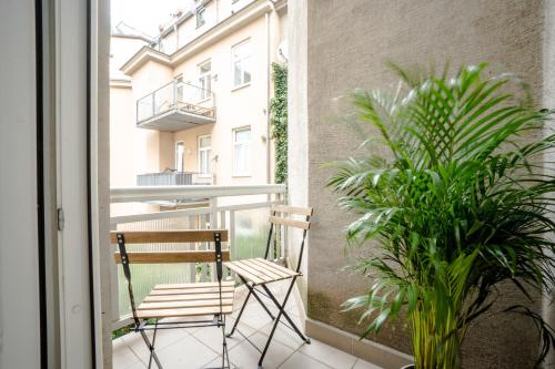 Comfortable, Balcony Apartment - Quick Access to Vienna's Old Centre