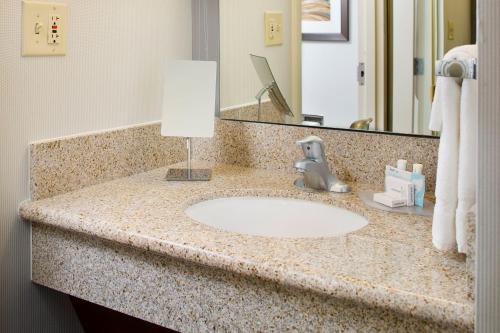 Courtyard by Marriott Richmond Airport - image 11