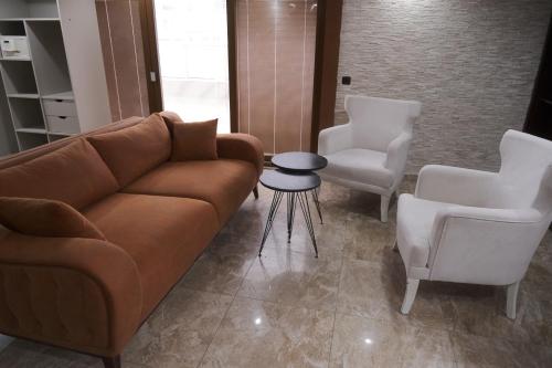 King Suite with Balcony image 9
