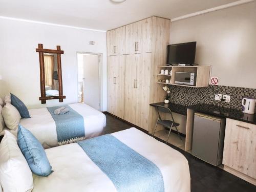 1 double bed, 1 twin bed