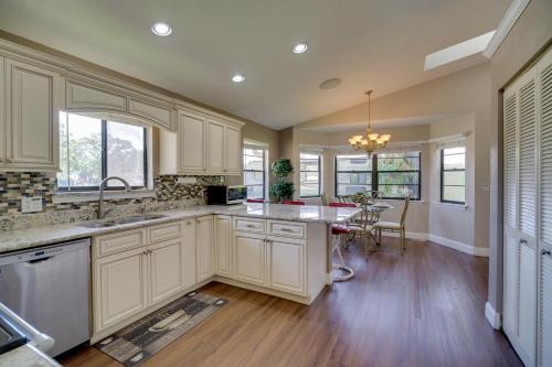 Lakewood Park Retreat on Fairway - 4 Mi to Beach! in Lakewood Park (FL)