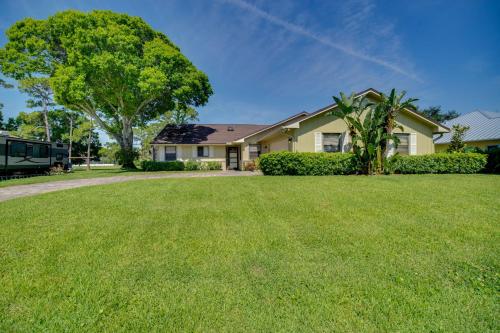 Lakewood Park Retreat on Fairway - 4 Mi to Beach! in Lakewood Park (FL)