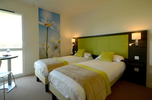 1 double bed, 2 twin beds