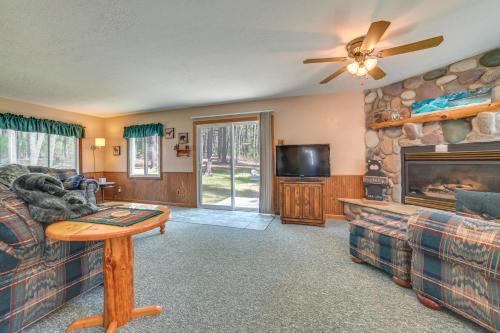 Roscommon Cottage in Huron National Forest! in Roscommon, USA