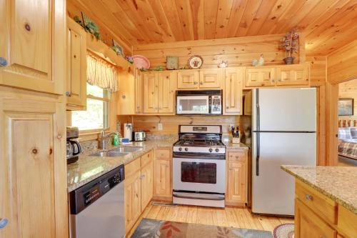 Peaceful Mineral Bluff Vacation Rental with Hot Tub in Mineral Bluff, USA