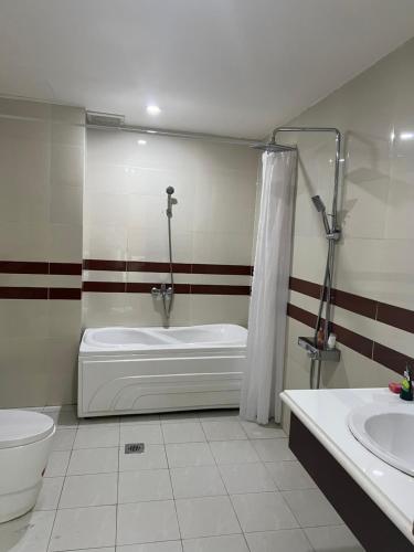 Ванная комната, Thành Vinh Hotel & Apartment near Binh Quoi Village