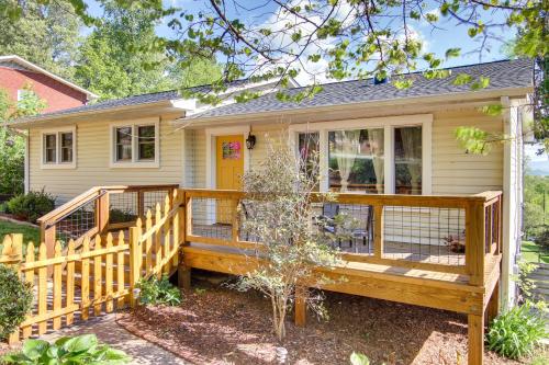 Mountain Home by Blue Ridge Pkwy Views and Fire Pit in Asheville, USA