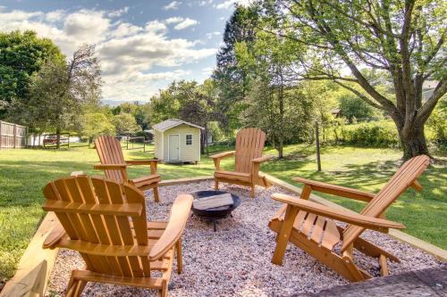 Mountain Home by Blue Ridge Pkwy Views and Fire Pit in Asheville, USA