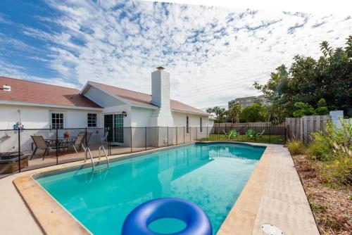 Large pool home and blocks away from the beach in Daytona Beach, USA