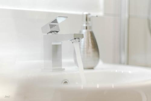 Liverpool Harrow Road Sleeps 6 - Infinity Apartments - image 4