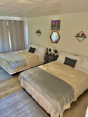 2 queen beds