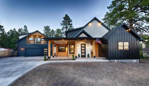 LUXURY MODERN FAMILY VACATION- Bison Ridge Retreat