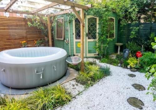 Cosy Garden Flat, Private Roofed Hot Tub & Four Poster Bed