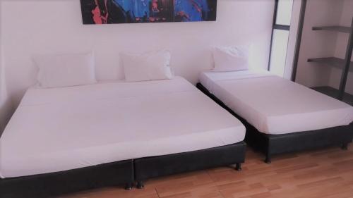 4 twin beds
