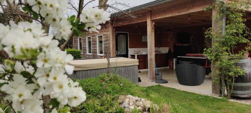 Ecolodge prive sauna, prachtige tuin, jacuzzi en warm zwembad