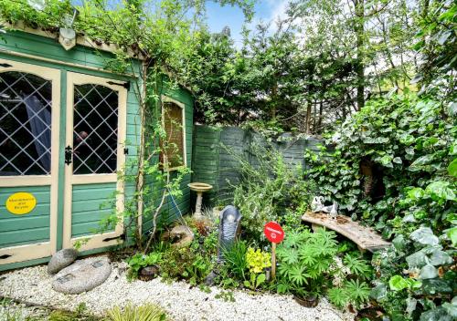 Cosy Garden Flat, Private Roofed Hot Tub & Four Poster Bed