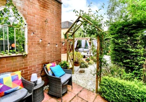 Cosy Garden Flat, Private Roofed Hot Tub & Four Poster Bed