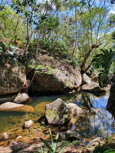 Casa com cachoeira e rio particular