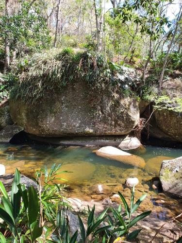 Casa com cachoeira e rio particular