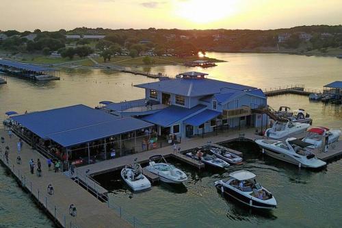 Lake Travis Oasis, Walk to Pool, Gym, Marina, Food in Leander, USA