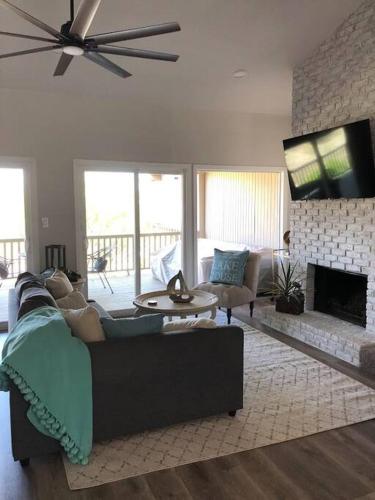 Lake Travis Oasis next to Pool, Marina, Boat ramp in Point Venture (TX)
