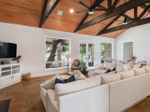 Waterfront Home with Boat Slip, Spacious Outdoor Patio and a Fenced Yard in Horseshoe Bay (TX)
