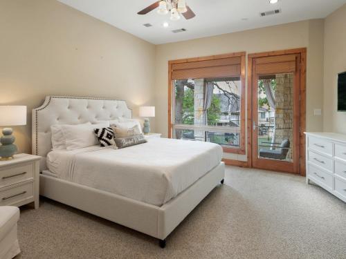 Waterfront Home with Boat Slip, Spacious Outdoor Patio and a Fenced Yard in Horseshoe Bay (TX)