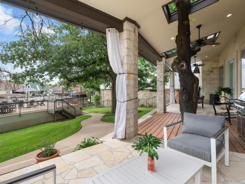 Waterfront Home with Boat Slip, Spacious Outdoor Patio and a Fenced Yard in Horseshoe Bay (TX)