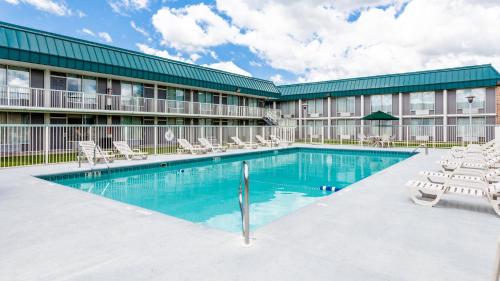 Red Roof Inn & Suites DeKalb in DeKalb, USA