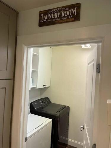 Lakeview Bungalow-Access to Lake, Pool, Gym, &Park in Lago Vista, USA