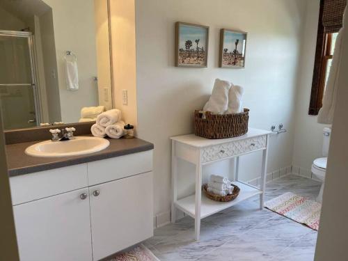 Lakeview Bungalow-Access to Lake, Pool, Gym, &Park in Lago Vista, USA