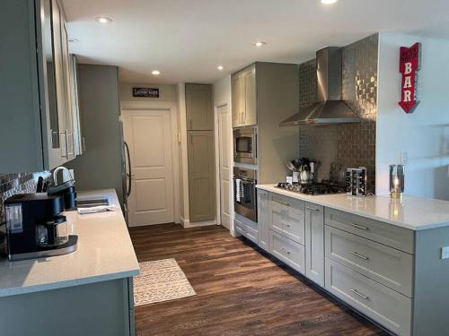 Lakeview Bungalow-Access to Lake, Pool, Gym, &Park in Lago Vista, USA
