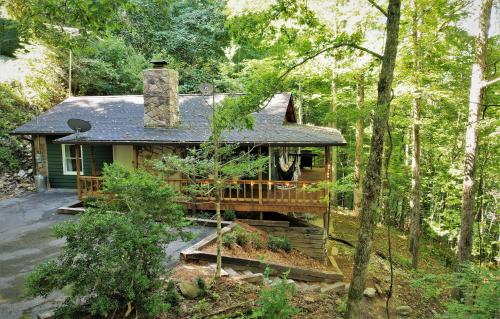 Lakeside Mountain Oasis - 3 Bedroom Cabin with Outdoor Hot Tub in Topton, USA