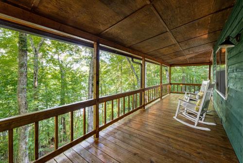 Lakeside Mountain Oasis - 3 Bedroom Cabin with Outdoor Hot Tub in Topton, USA