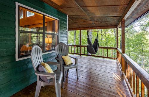 Lakeside Mountain Oasis - 3 Bedroom Cabin with Outdoor Hot Tub in Topton, USA