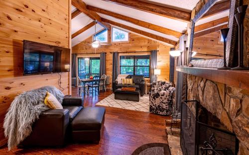 Lakeside Mountain Oasis - 3 Bedroom Cabin with Outdoor Hot Tub - Nantahala Lake, NC