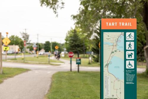 Fun & trendy condo close to downtown and the beach, Traverse City (foto 6)