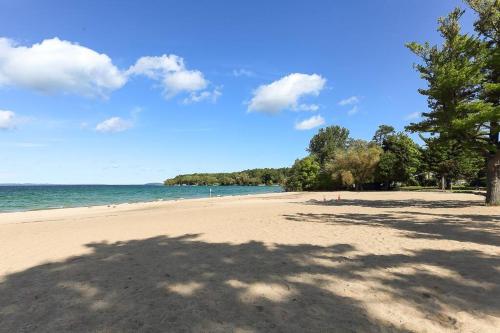 Fun & trendy condo close to downtown and the beach, Traverse City (foto 8)