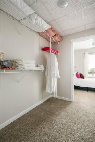 Fun & trendy condo close to downtown and the beach, Traverse City (foto 9)