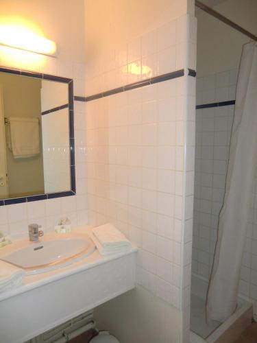 2 double beds, 1 twin bed